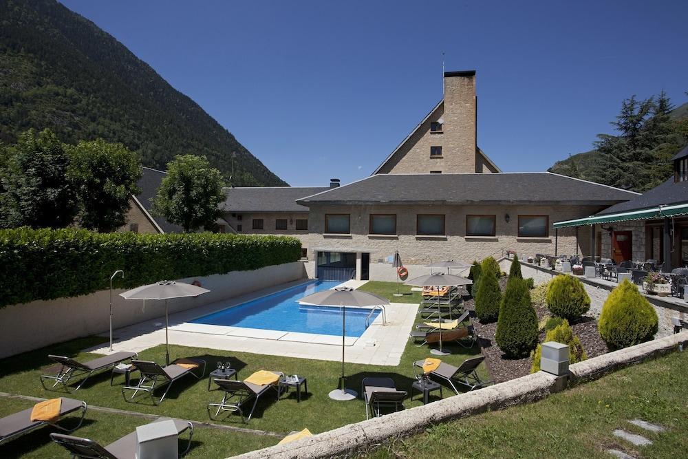 Parador de Artíes Exterior foto