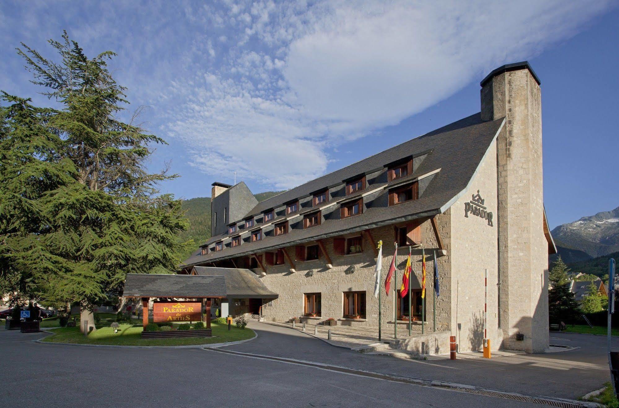 Parador de Artíes Exterior foto